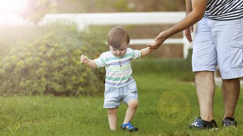 Learning to walk is one of the most important achievements in your baby's life. Find out when he'll take this big step towards independence and how you can encourage him. Weekly Activities, Monthly Activities, Baby Green, Activities For Boys, Kid Projects, Toddler Development, Diy Toddler, Games For Toddlers, Toddler Age