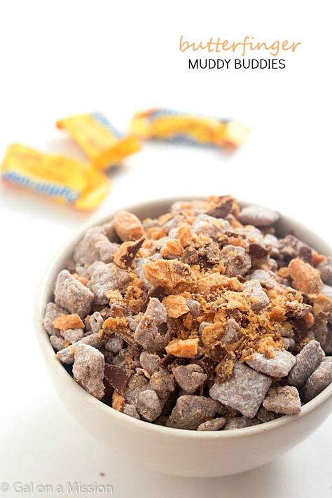 Butterfinger muddy buddies, also known as puppy chow, is the perfect treat to make any time! So addicting! Puppy Chow Snack Mix Recipe, Puppy Chow Chex Mix Recipe, Christmas Party Snacks, Chex Mix Puppy Chow, Finger Desserts, Jelly Cookies, Chex Mix Recipes, Muddy Buddies, Chocolate Candy Melts