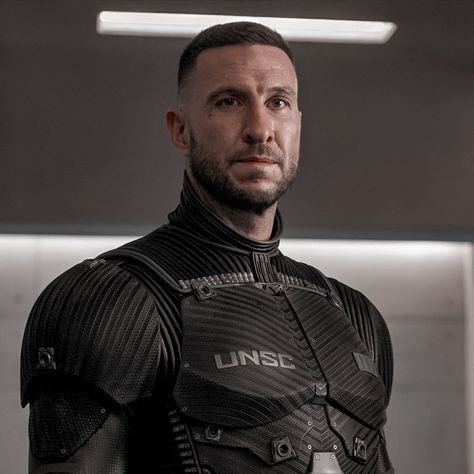 Master Chief Pablo Schreiber, Halo Tv Series Master Chief, Pablo Schreiber Halo, Summertime Hairstyles, Halo Tv Series, John 117, Halo Video Game, Pablo Schreiber, Justice League Comics