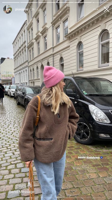 Light Pink Hat Outfit, Wooly Hat Outfit Winter, Outfit With Beanie Aesthetic, Bennie Outfits Winter, Beanie Outfit Short Hair, Ganni Hat Outfit, Binie Hat Style, Bennies Hats Outfits, Headband Outfit Winter