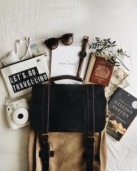 Backpack Flatlay, Travel Flatlay, Travel Brand, Accessories Jewelry, Blogger Tips, What In My Bag, Flat Lay Photography, Canvas Backpack, Travel Packing