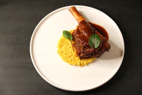 Lamb Shank with Saffron Risotto Risotto Plating Presentation, Risotto Plating, Lamb Shank Stew, Menu Project, Saffron Risotto, Lamb Shank, Chef Ideas, Dream Food, Lamb Shanks