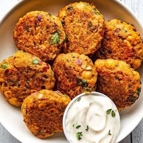 Vegan Chickpea Quinoa Burgers - Dieter24 Chickpea Quinoa, Quinoa Burger, Soup Maker Recipes, Quinoa Burgers, Vegetable Quinoa, Soup Maker, Vegan Burger, Vegan Meal Plans, Vegan Burgers