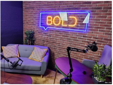 Podcast Corner Ideas, Podcast Room Aesthetic, Diy Podcast Backdrop Ideas, Podcast Studio Background, Backdrop Ideas Podcast, Small Podcast Room Ideas, Simple Podcast Set Design, Podcast Set Up Recording Studio, Podcast Aesthetic Studio