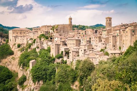 THE 11 TOP THINGS TO SEE IN SORANO, ITALY – A CHARMING TUFF TOWN IN TUSCANY Sorano Italy, House Art, Travel Bucket, Travel Bucket List, Old Town, Tuscany, Home Art, Places To Go, Bucket List