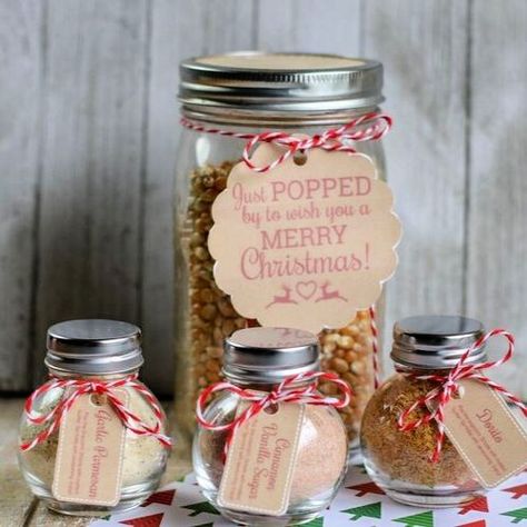 Homemade Popcorn Gift Set- This homemade popcorn gift set is perfect for all occasions. It comes with 3 different popcorn seasonings and they are all delicious and easy to mix up! And it even comes with free printable Christmas gift tags! | #popcorn #diyGift #foodGift #homemadeGift #ACultivatedNest Popcorn Gift Ideas, Popcorn Christmas Gifts, Funfetti Popcorn, Homemade Popcorn Seasoning, Xmas Food Gifts, Popcorn Gift Basket, Popcorn Christmas, Popcorn Seasonings, Diy Gifts In A Jar