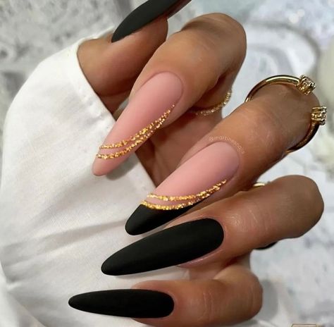 Nails Inspiration Matte, Classy Black Nails, Classy Nail Art Ideas, Black Gold Nails, Black Nails With Glitter, Classy Nail, Glitter Accent Nails, Gold Nail Designs, Matte Black Nails