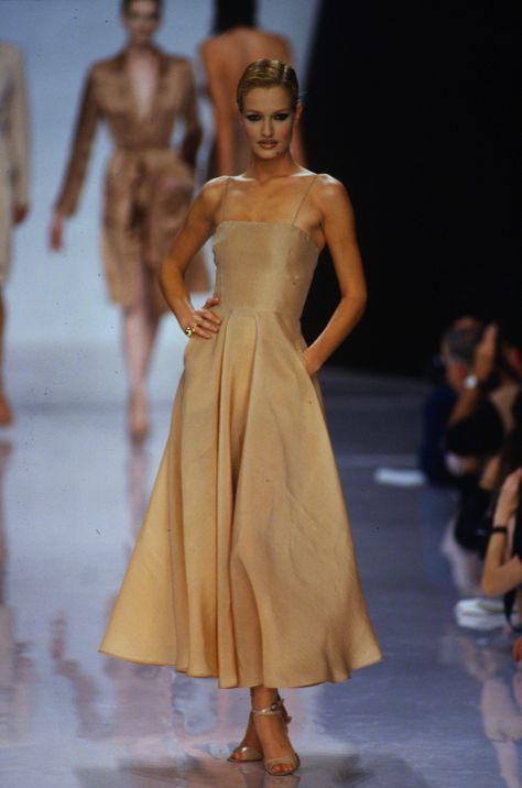 Beauty And Fashion 90s Early 2000s Fashion, Donna Karan Dress, Karen Mulder, Outfits 2000s, 90s Runway Fashion, Vintage Runway, Future Outfit, Arab Fashion, Beauty And Fashion