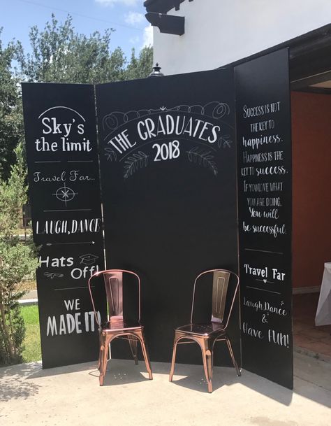 Combine Graduation Party, Senior Photo Booth Backdrop Ideas, Photobooth Ideas Creative Event, Photobooth Ideas For Graduation, Grad Chalkboard Ideas, High School Graduation Photo Booth Ideas, Graduation Photobooth Decoration Ideas, Photobooth Farewell, Grad Party Photo Backdrop Ideas