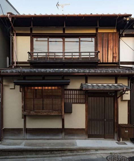 Kyoto House, Machiya House, Japanese Town, Japan House, Garage Renovation, Traditional Japanese House, White Interiors, Asian Architecture, Small Courtyards