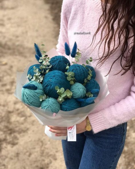 Yarn Bouquet Diy, Yarn Bouquet, Yarn Gifts, Bouquet Gift, Gift Bouquet, Diy Presents, Yarn Ball, Word List, Yarn Shop