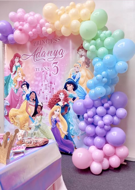 Princess Party Decorations Backdrops, Princess Theme Birthday Party Table Settings, Princess Theme Birthday Backdrop, Disney Princesses Theme Birthday Party, Princess Balloon Arch Disney, Ballon Princess Decoration, Princess Birthday Party Balloons, Disney Princess Dessert Table Ideas, Disney Princess Party Backdrop