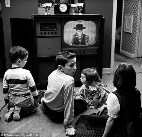 No smartphones, iPads, or any internet technology devices. The only thing of technology for entertainment this time was black and white TVs.... Rhode Island History, Television Set, Morning Cartoon, Vintage Tv, Old Tv, Saturday Morning, 로고 디자인, Old Photos, Childhood Memories