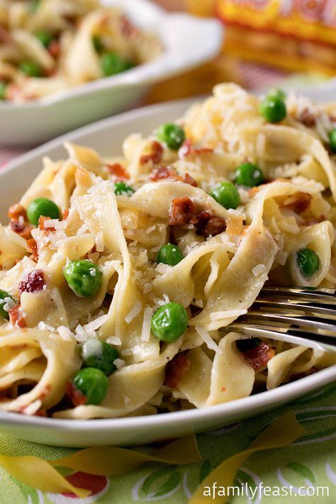 Straw and Hay (Paglia e Fieno) - A simple, classic Italian dish of pasta, peas and prosciutto in a light Parmesan cream sauce. Peas And Prosciutto, Straw And Hay, Pasta Peas, Parmesan Cream Sauce, Pasta Italiana, Classic Italian Dishes, Family Feast, Perfect Pasta, Italian Pasta