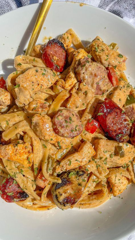 Nicki | Foodie on Instagram: “🔥CAJUN CHICKEN AND SAUSAGE ALFREDO🔥 • Creamy Cajun Alfredo with smoked sausage and chicken is the perfect one pot weeknight meal! Ready in…” Alfredo Dinner Ideas, Pasta And Sausage Recipes, Saute Peppers, Grinder Sliders, Cajun Chicken And Sausage Alfredo, Chicken And Sausage Alfredo, Sausage Meals, Cajun Alfredo, Grinder Salad