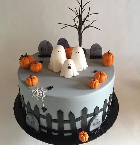 Halloween cake Halloween Cake Designs Easy, Simple Halloween Cake, Halloween Cake Aesthetic, Halloween Birthday Cakes For Kids, Halloween Themed Cakes, Halloween Baby Shower Cake, Halloween Birthday Cake, Halloween Cake Ideas, Kue Fondant