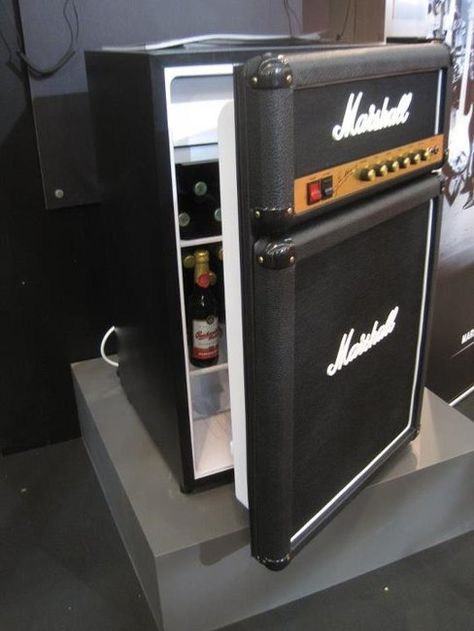 I would love to get this for Danny's studio!!! Casa Rock, Cool Garages, Beer Fridge, Regal Design, Garage Art, Studio Room, Mini Fridge, Music Studio, Music Room