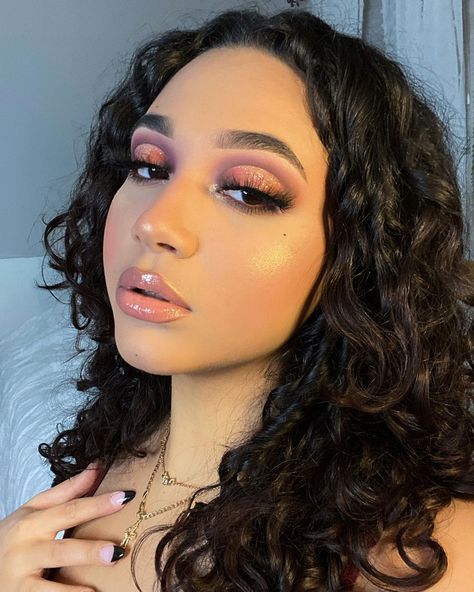 NYX Professional Makeup on Instagram: “@babytiff.mua giving #glossgoals wearing our Butter Gloss in 'Fortune Cookie' 🥠 Available now at nyxcosmetics.com 💋 • #nyxcosmetics…” Birthday Eyeshadow, Soft Glam Looks, Line Eyes, Makeup Idea, Glamorous Makeup, Makeup Eye Looks, Creative Eye Makeup, Creative Makeup Looks, Soft Glam