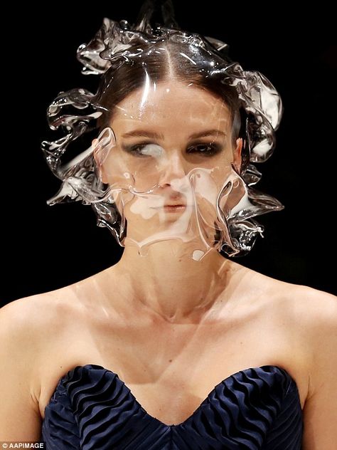 Vanessa Moe, Iris Van Herpen, Body Adornment, Recycled Fashion, Futuristic Fashion, Textiles Fashion, Plastic Bags, Headdress, Wearable Art