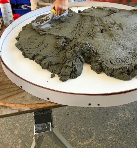 Did not expect this result! Looks totally different :) and perfect for the patio this summer #patio #table #concrete #DIY Concrete Top Dining Table, Diy Patio Table, Concrete Table Top, Round Patio Table, Cement Table, Cement Patio, Diy Concrete Countertops, Concrete Countertops Kitchen, Concrete Dining Table