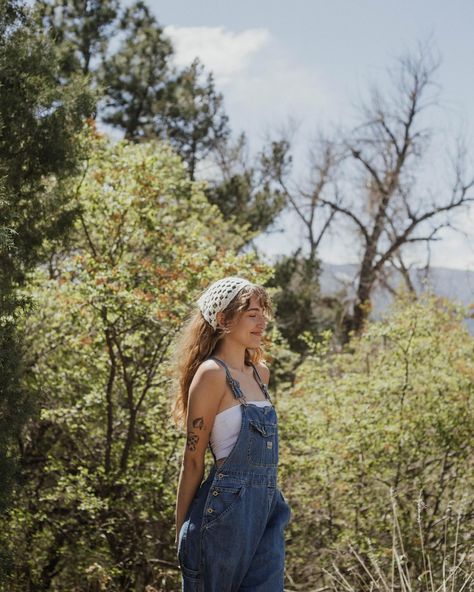 My personality comes back the minute the leaves turn green and the sun comes out 🌞 Anyone else? OUTFIT Bandana: made by me :) Top: @target Overalls: vintage @oldnavy Shoes: @converse #coloradoartist #model #contentcreator #spring #springfashion #cottagecore #cottagestyle #overalljeans #oldnavy #bandanastyle #hairstylist Summer Garden Outfit, Target Overalls, Overalls Gardening, Bandana Outfit Aesthetic, Cottage Core Overalls Outfit, Short Overalls Outfit Summer, Cottage Core Crop Top, Granola Girl Overalls Outfit, Overalls Outfit Goblincore