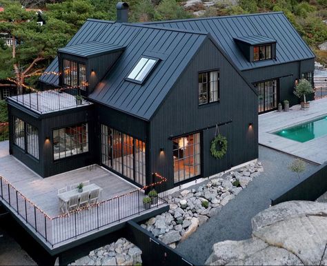 Dröm Hus Planer, Black Barndominium, Property Ideas, Black Houses, Farmhouse Architecture, Barn Style House Plans, Black Barn, Backyard Privacy, Modern Barn House