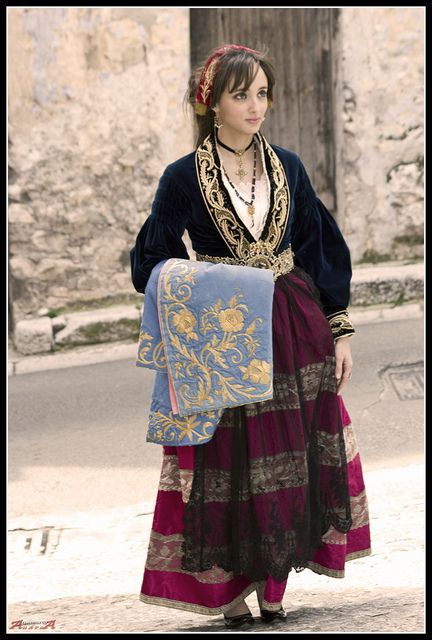 Arbereshe Ragazza in vestito tradizionle Folk Sardo Sicilian Clothing, Traditional Italian Clothing, Sicilian Women, Italian Costume, Peasant Costume, Culture Clothing, Country Dresses, National Dress, Italian Culture