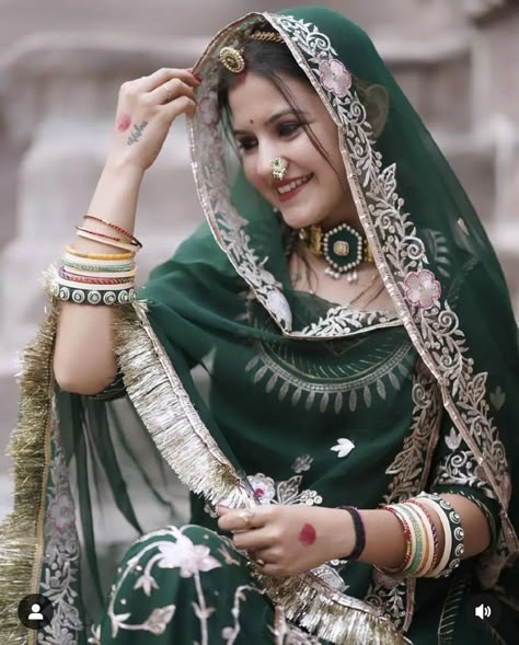 Rajputi Poshak Bridal Look, Lehnge Ka Design, Rajasthani Women Photography, Singal Girls Poss, Rajputi Look Photoshoot, Rajputana Dress Women, Rajputi Dress Pose, Rajsthani Poshak Look, Rajputi Baisa Pic