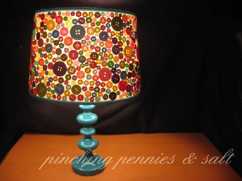 button lampshade - repurpose lamp from former room and paint the lamp base.  Add a new shade, with buttons for a vintage feel. Button Lampshade, Diy Button Crafts, Diy Lamp Shade, Diy Buttons, Handmade Lamps, Button Art, Upcycled Crafts, Button Crafts, Diy Lamp