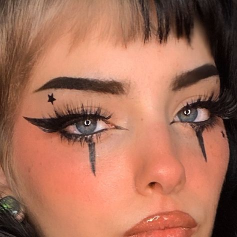 4,918 Likes, 11 Comments - Nicole Wednesday (@clownbbbaby) on Instagram: “⛓🔪 eyeliner @kvdveganbeauty stars @milkmakeup  lipstick is grunge from @colourpopcosmetics (use…” Makeup Looks Goth Eyeliner, Clown Eyeliner, Alt Makeup Looks Eyeliner, Grunge Makeup Pictures, Crazy Eyeliner, E-girl Makeup Grunge, Graphic Eyeliner Ideas Goth, E Girl Makeup, Tattoos Architecture