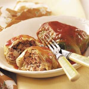 Sweet 'n' Tender Cabbage Rolls Recipe -I've used this recipe for more than 30 years, and the extra time it takes to assemble the rolls is well worth the effort. I always make two batches because they go so fast. You can assemble the night before and cook the next day.—Sonja Benz, Carmel, Indiana Stuffed Cabbage Recipe, Sweet And Sour Beef, Beef Cabbage Soup, Beef Cabbage, Cabbage Recipe, Stuffed Cabbage, Weight Watchers Recipes, Cooked Cabbage, Tasty Foods