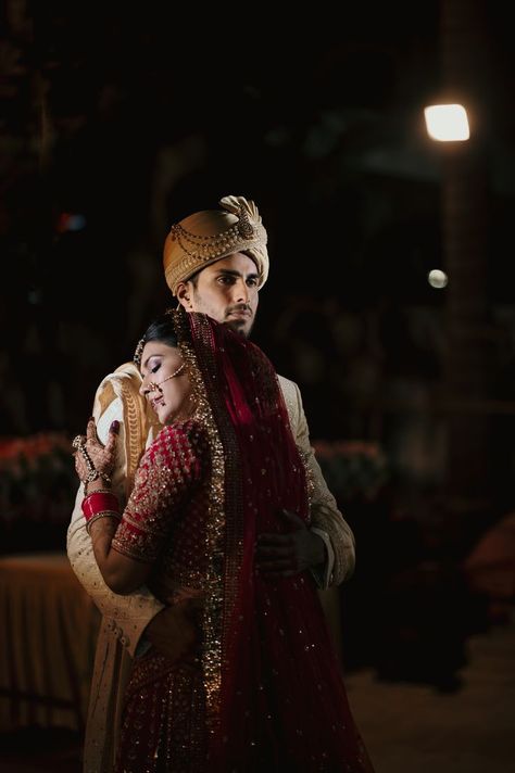 Love Marriage Couple Pic, Indian Wedding Portrait, Couple Poses For Wedding Bride Groom, Wedding Groom Pictures, Couple Poses Bride Groom, Bridal And Groom Poses, Groom Wedding Shoot, Wedding Couple Poses Traditional, Indian Wedding Portrait Photography