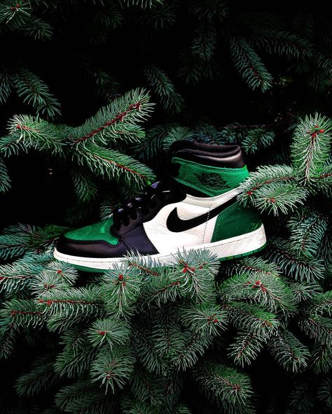 Jordan 1 Wallpaper, Pine Green Jordan 1, Wallpaper Jordan, Jordan 1 Turbo Green, Air Jordan 1 Pine Green, Jordan 1 Pine Green, Nike Fashion Sneakers, Green Jordans, Green Lantern Hal Jordan