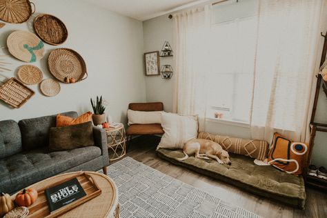 Boho living room with dog bed Boho Pet Bed, Dog Bed Interior Design, Dog Friendly Apartment Decor, Dog Bed In Living Room Ideas, Dog Nook Living Room, Dog Bed Living Room Ideas, Dog Beds In Living Room, Dog Guest Room, Living Room Dog Friendly