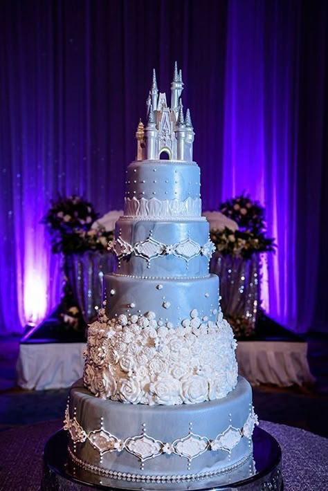 Sweet 16 Cinderella Theme, Disney Castle Cake, Kue Disney, Cinderella Wedding Cake, Cinderella Quince, Castle Wedding Cake, Cinderella Quinceanera Themes, Cinderella Sweet 16, Cinderella Quinceanera