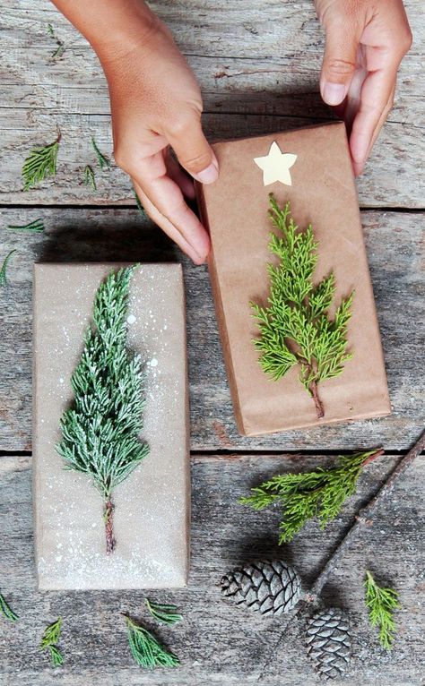 Opening Christmas presents will be even more fun with these best gift wrapping ideas. #christmas #giftwrapping #christmaswrapping Wrapping Christmas Presents, Jul Diy, Diy Spring Crafts, Easy Diy Christmas Gifts, Diy Gifts For Kids, Navidad Diy, Cadeau Diy, Diy Gift Wrapping, Holiday Paper