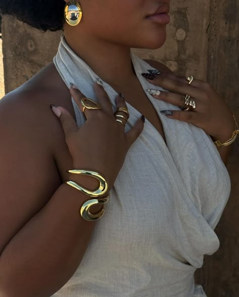 Gold Hair Accessories Black Women, Ring Stack Black Woman, Jewlrey Aesthic Black Women, Maxamilist Jewelry Gold, Gold Necklace Black Women, Black Women Gold Jewelry, Chunky Gold Jewelry Aesthetic, Arm Jewelry Gold, 21k Gold Jewelry