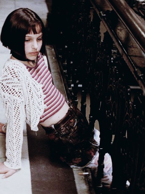 Matilda Leon, Brad Pitt Long Hair, Leon Movie, Leon Matilda, Johnny Depp Hairstyle, Mathilda Lando, Jean Reno, Outfit Costume, Natalie Portman