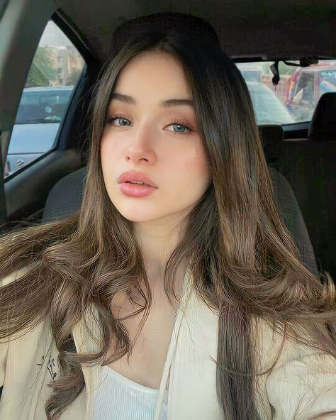 Aena Khan, Beautiful Curly Hair, Couples Poses For Pictures, Instagram Photo Inspiration, Girly Photography, Girl Face, Beautiful Eyes, Pretty Face, Maquillaje De Ojos