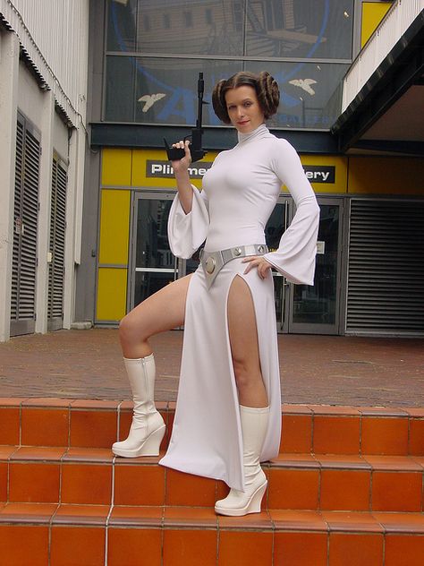 Princess Leia nice buns Animated Princess, Princess Leia Costume, Leia Costume, Epic Cosplay, Star Wars Women, Beautiful Princess, Princess Leia, Gentle Giant, Best Cosplay