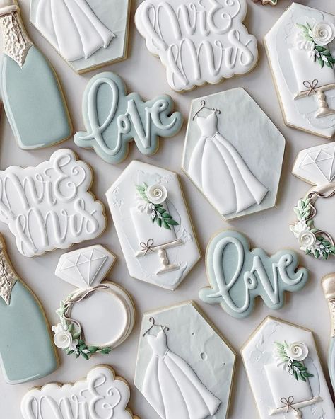 Xiaolu / Lulu on Instagram: “Obsessed is an understatement when we're talking about my feelings toward this swoon-worthy wedding set by Annalise of @annalisecakes! She…” Bride Cookies, Wedding Cookies Decorated, Cookie Drawing, Wedding Dress Cookies, Wedding Shower Cookies, Cookie Decorating Icing, No Bake Sugar Cookies, Engagement Cookies, Anniversary Cookies