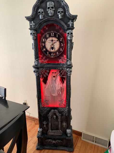 Halloween Clock Diy, Halloween Grandfather Clock, Creepy Clock Aesthetic, Haunted Mansion Clock, Spooky Grandfather Clock, Haunted Grandfather Clock, Halloween Clock, Goth Grandfather Clock, Gothic Grandfather Clock