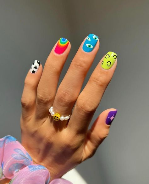 Nail Art Funky, Emoji Nails, Nail Design Glitter, Neon Nail Designs, Minimal Nails Art, Funky Nail Art, Mens Nails, Hippie Nails, Minimal Nails