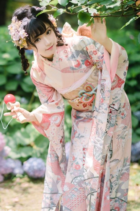 Offering Pose Reference, Yukata Pose, Kimono Poses Reference, Kimono Pose, Kimono Poses, Japan Outfit Ideas, Yukata Women, Homecoming Outfits For Guys, Kimono Accessories