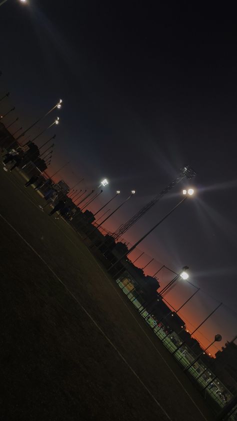 Football Pics Aesthetic, Stadium Aesthetic Night, Futbol Aesthetic, Football Game Aesthetic, Stadium Aesthetic, Running Night, Football Night, Football Lights, Soccer Season