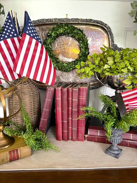 How to Create a Beautiful Vintage Inspired Patriotic Vignette. Get excited about decorating this Independence Day! Follow these easy and stylish steps to create a timeless design that will transition seamlessly from Memorial Day to the Fourth of July. Bring the classic Americana style in your home decor this upcoming Memorial Day and Fourth of July with Peacock Ridge Farm's easy, stylish, timeless designs. Learn how to create a beautiful vintage patriotic vignette today! Vintage 4th Of July Decorations, 4th Of July Vignettes, Vintage Fourth Of July Decorations, Mantle Arrangements, Patriotic Vignette, Patriotic Display, Primitive Americana Decor, Patriotic Front Porch, Vintage Patriotic Vignettes