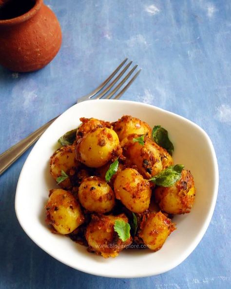 baby potato fry recipe - a South Indian style baby potato fry with aromatic spices. Good side dish for rice, rotis and poori. Waffles For Breakfast, Baby Potato Recipes, Fall Smells, Fried Potatoes Recipe, Potato Fry, Baby Potato, Roasted Baby Potatoes, Harvest Salad, Indian Curries