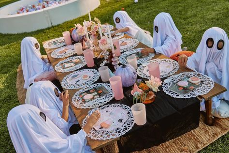 Found some ghosts in my ball pit 👻👻👻 😂 we had an amazing Halloween party full with this little ghosts, they’re friendly, fun, and full of charm! 👻 Ready to book for you Halloween party? Send us a DM and we’ll make it happen 🎃🎃 Amazing vendors that made this happen: Planning @olivepopco & @unico.byivonne Balloons & Backdrop @unico.byivonne Bounce House @olivepopco Photography @siveees Picnic @prettyruggedpicnicco Florals @fabuleux.85 Ballpit @pinkfestco Photo Booth @tapnsnapphoto Snack Ca... Halloween Party Bounce House, Balloons Backdrop, Ball Pit, Balloon Backdrop, Bounce House, Make It Happen, Photo Booth, Halloween Party, Balloons