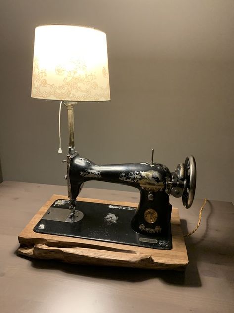 Steampunk Furniture, Old Sewing Machine, Sewing Machine Tables, Lamp Diy, Loft Industrial, Reupholster Furniture, Old Sewing Machines, Antique Sewing Machines, Deco Originale