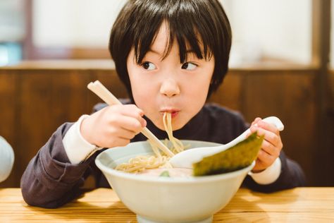 Eating Ramen Pose, Japan Ramen, Yummy Noodles, Ramen Recipe, After Dinner Drinks, Little Red Hen, Red Hen, Lemonade Recipes, Photography Food